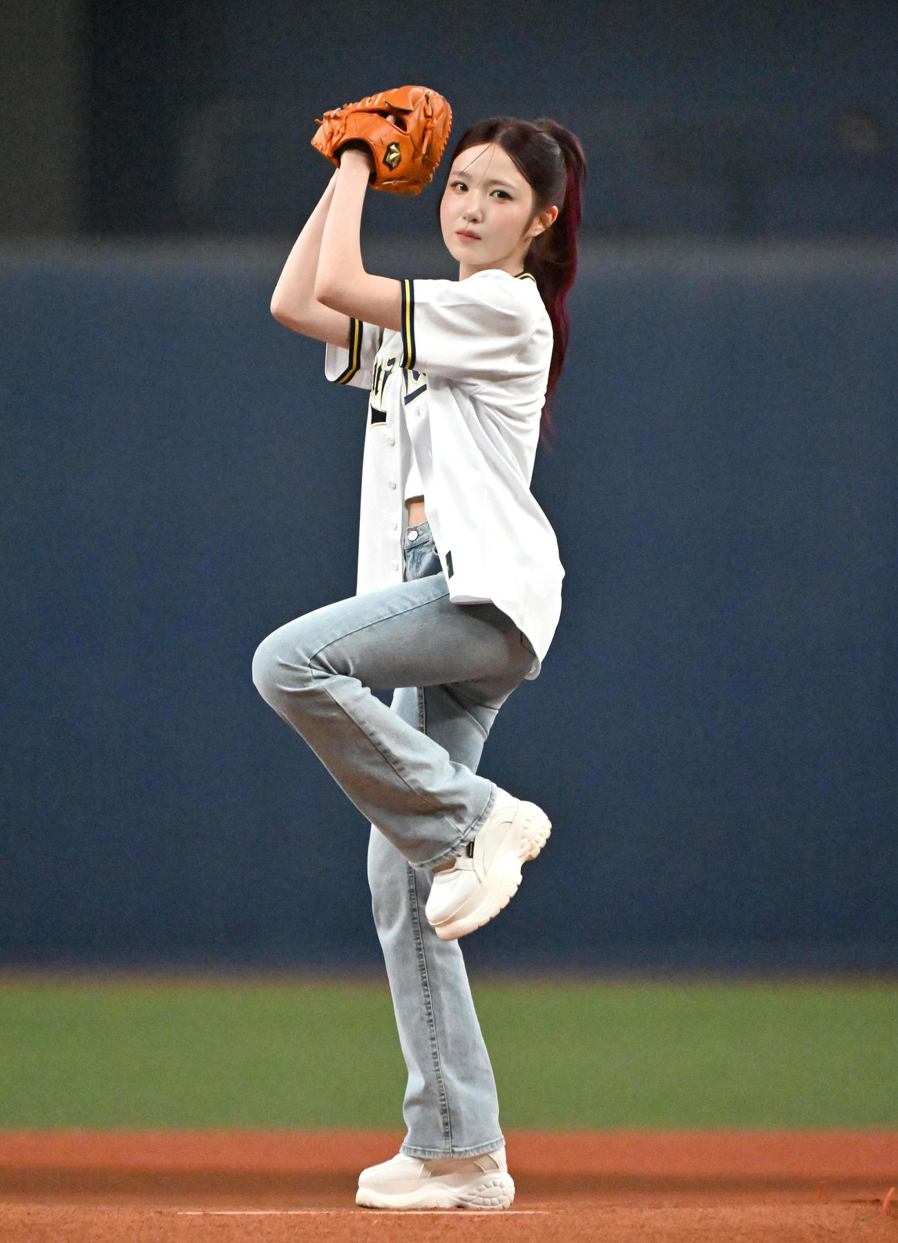 オリックス対ソフトバンク　特別始球式を務めるSAY MY NAMEのHITOMI（撮影・石井愛子）