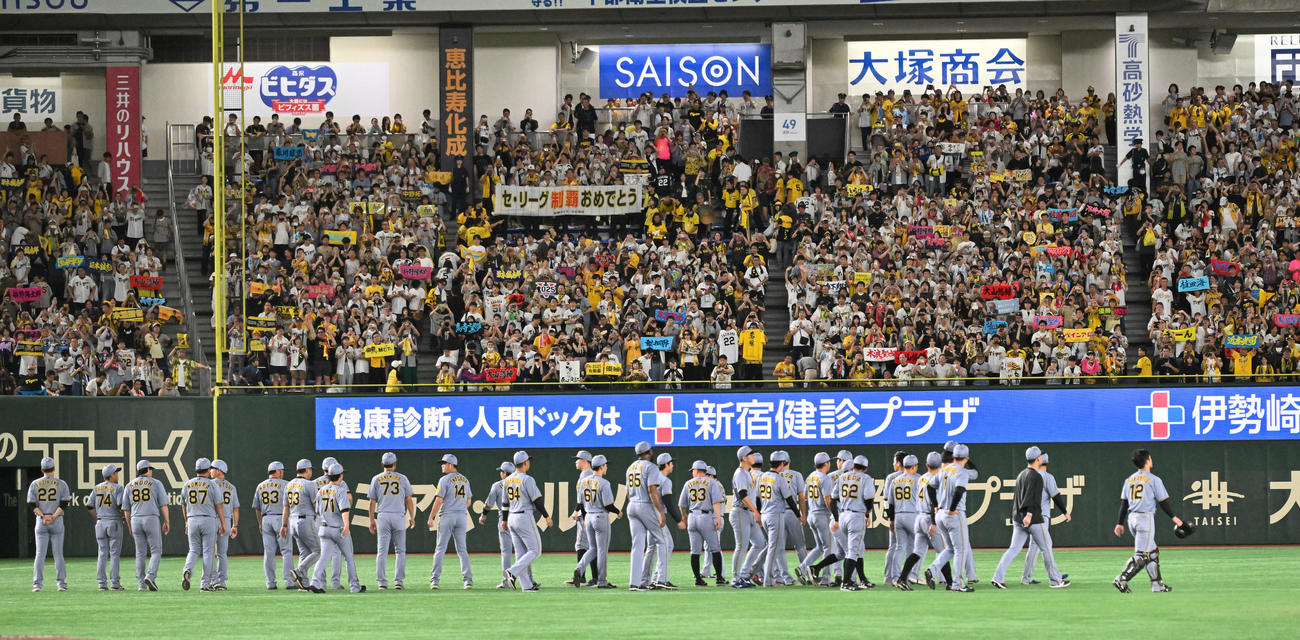 巨人対阪神　試合後、東京ドームのファンにあいさつする阪神の選手たち（撮影・滝沢徹郎）