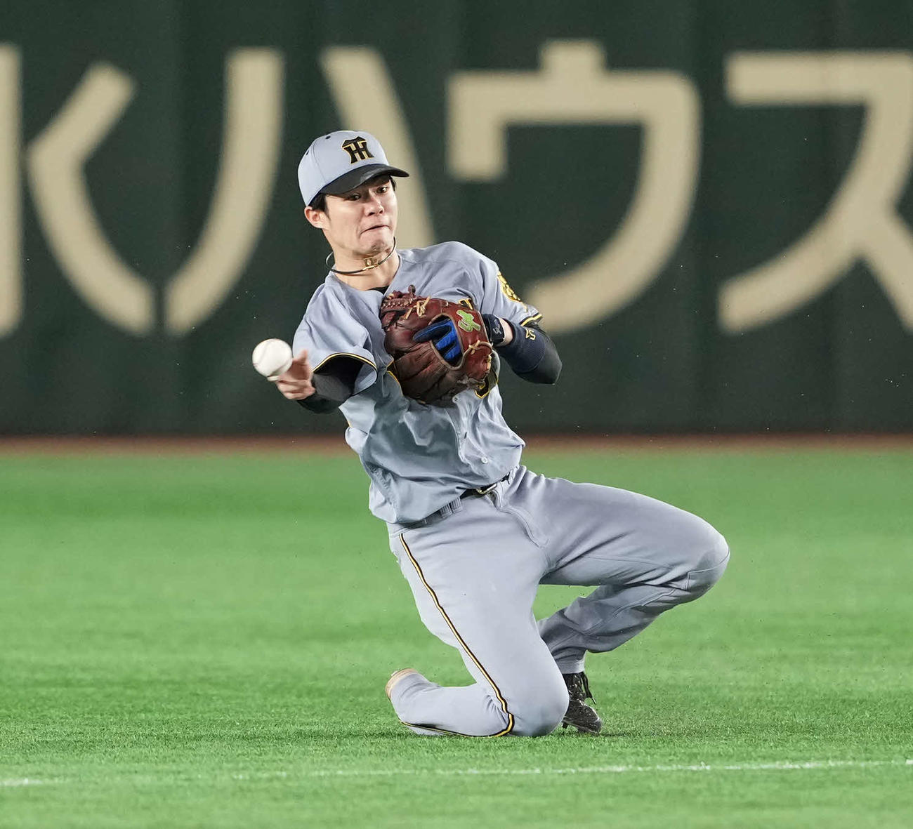 巨人対阪神　9回裏巨人無死一塁、二塁に送球する中野（撮影・井上学）