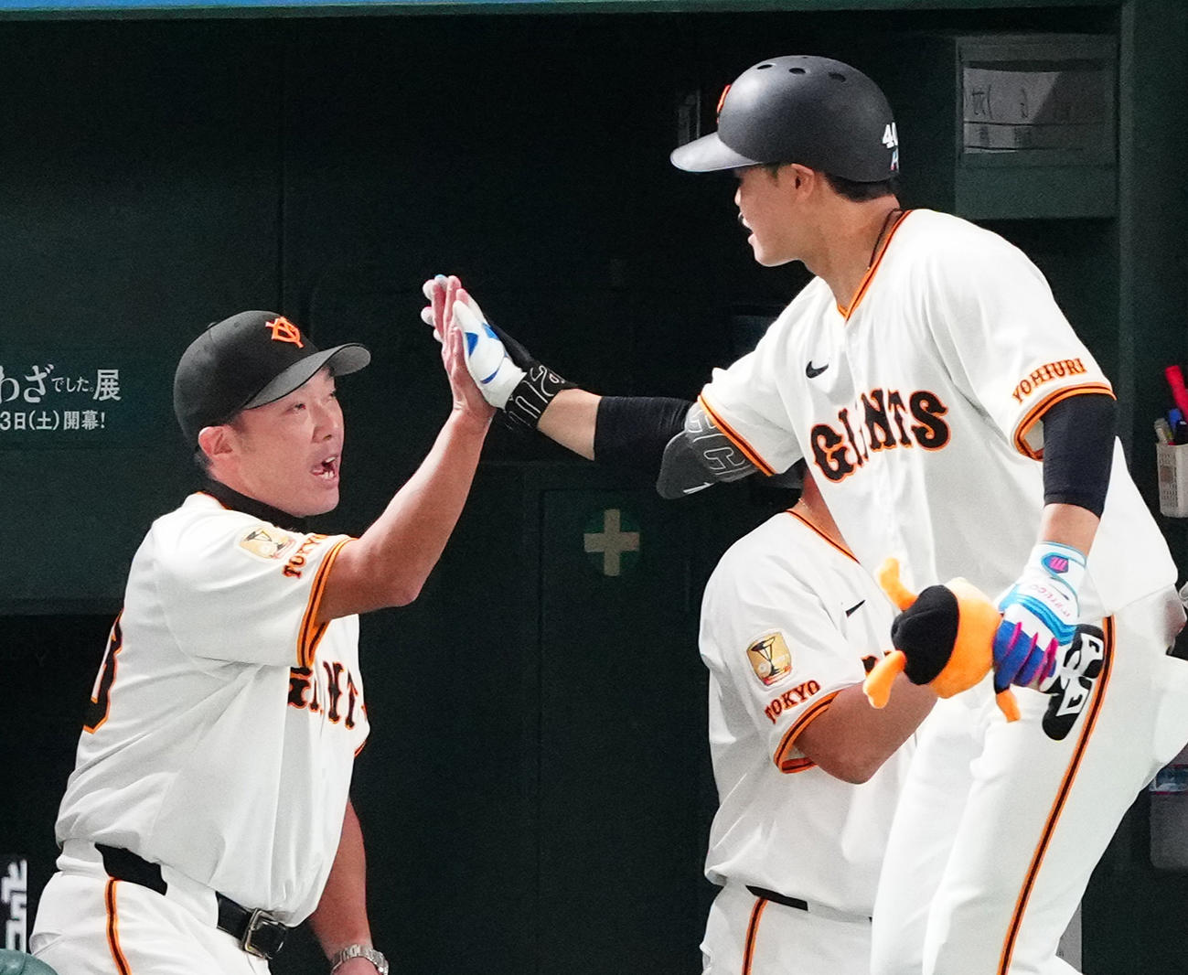 13日阪神戦の1回、満塁本塁打を放った中山（右）を迎える阿部監督