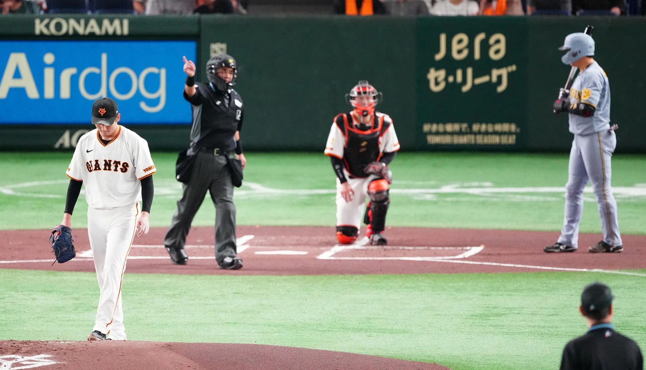 13日阪神戦の1回表、ボークで失点する横川