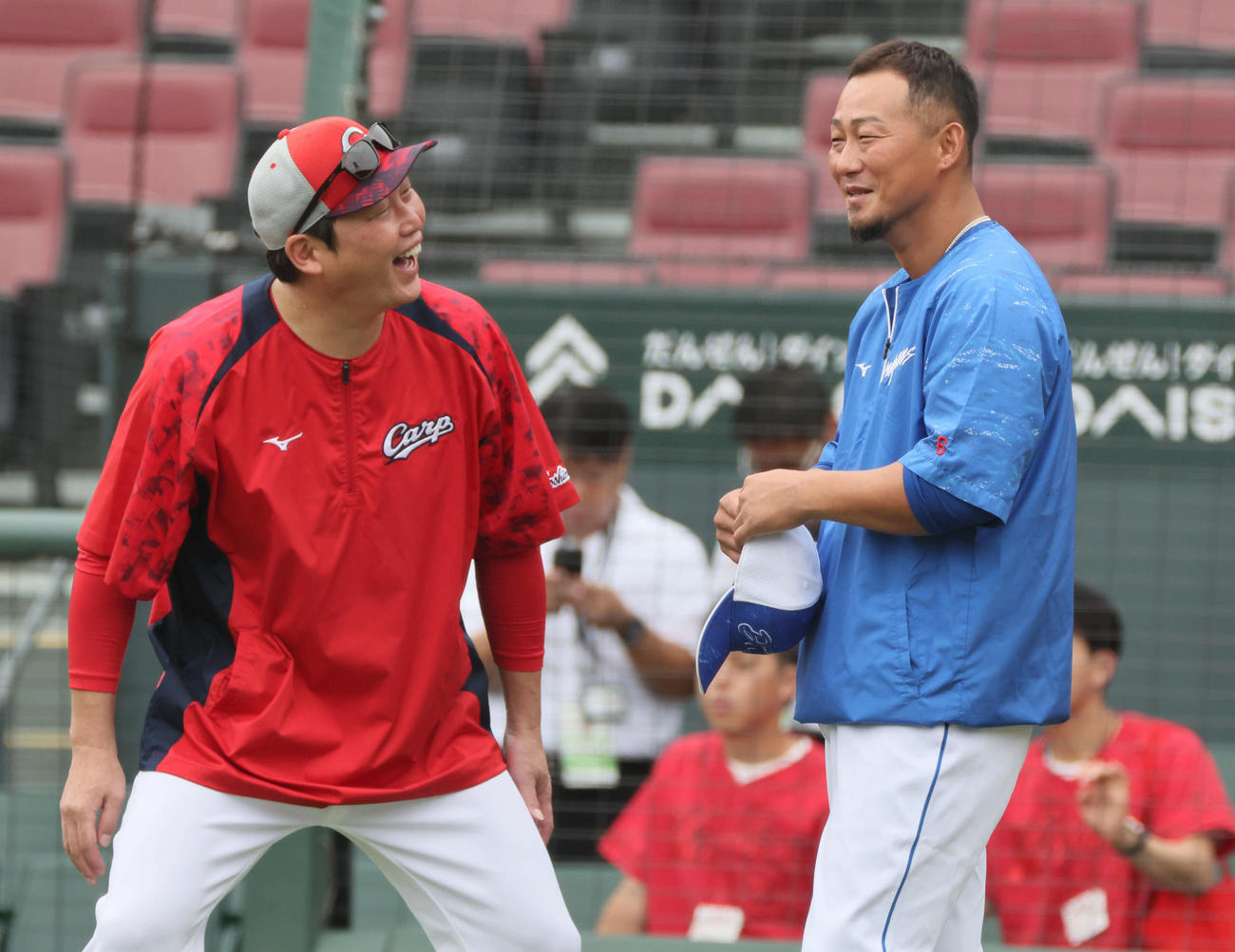 広島対中日　試合前練習中、新井監督と談笑する中田（撮影・加藤孝規）