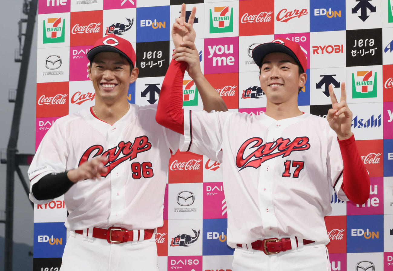 広島対中日　お立ち台でポーズを決める広島中村奨（左）と常広（撮影・加藤孝規）