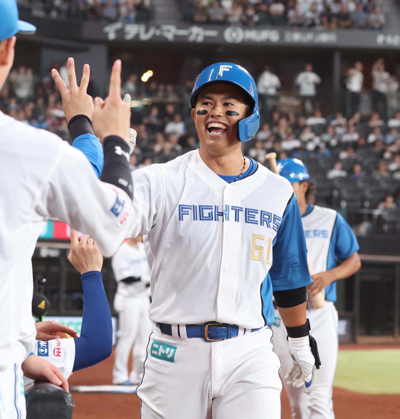 日本ハム対西武　3回裏、本塁打を放ちナインに出迎えられる今川（撮影・黒川智章）