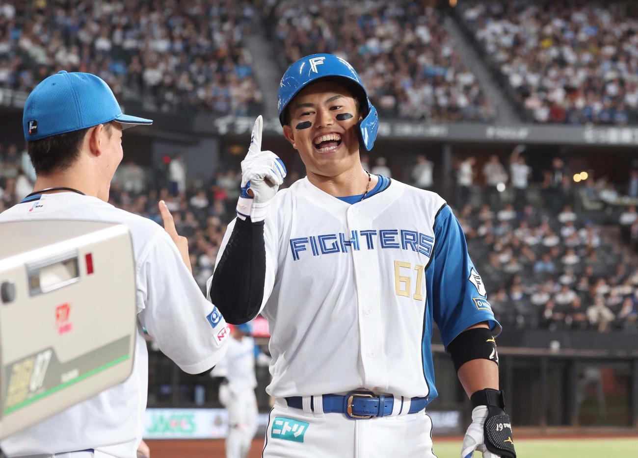 日本ハム対西武　3回裏、本塁打を放ちナインに出迎えられる今川（撮影・黒川智章）