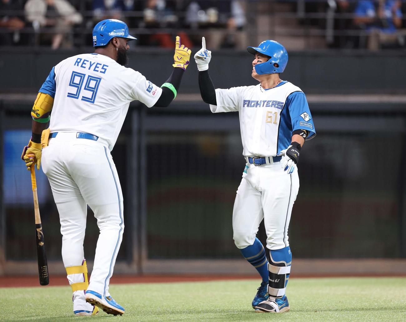 日本ハム対西武　3回裏、本塁打を放った今川（右）は1回に本塁打を放ったレイエスとポーズをとる（撮影・黒川智章）