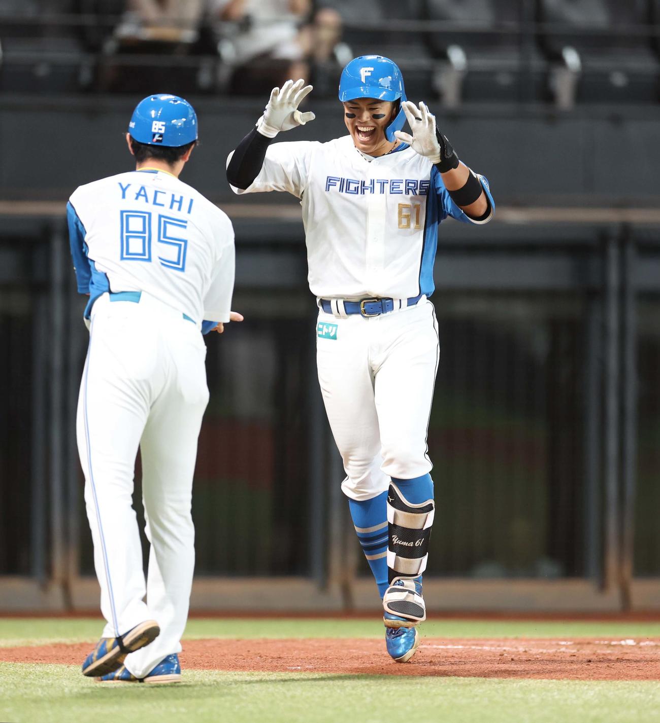 日本ハム対西武　3回裏日本ハム無死、右越え本塁打を放ち笑顔で生還する今川（撮影・黒川智章）