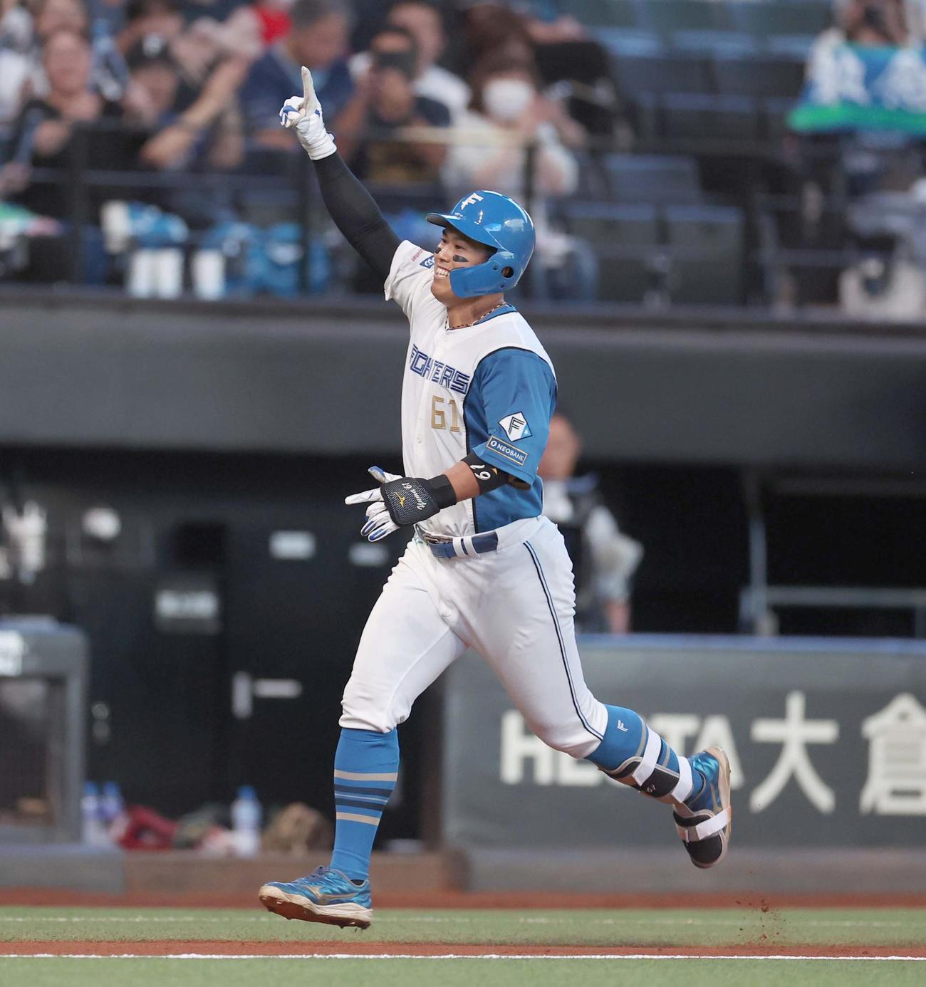 日本ハム対西武　3回裏日本ハム無死、右越え本塁打を放ち笑顔で「執念ポーズ」の今川（撮影・黒川智章）