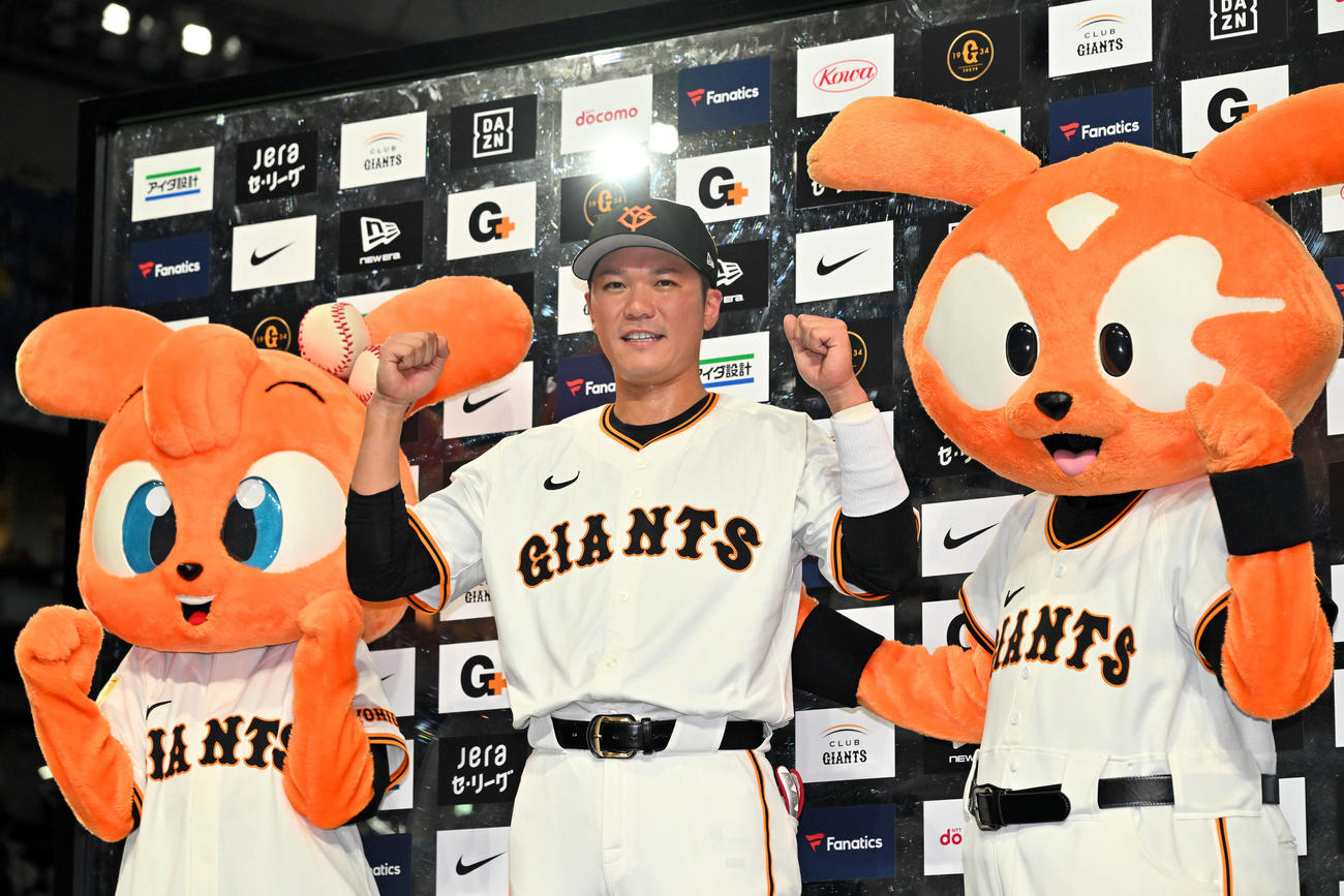 巨人対阪神　ヒーローインタビューを終えポーズを決める巨人坂本（撮影・滝沢徹郎）