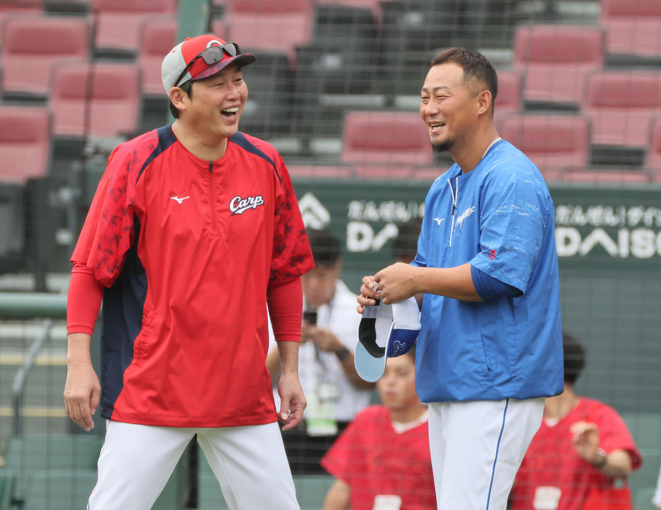 広島対中日　試合前練習中、新井監督と談笑する中田（撮影・加藤孝規）