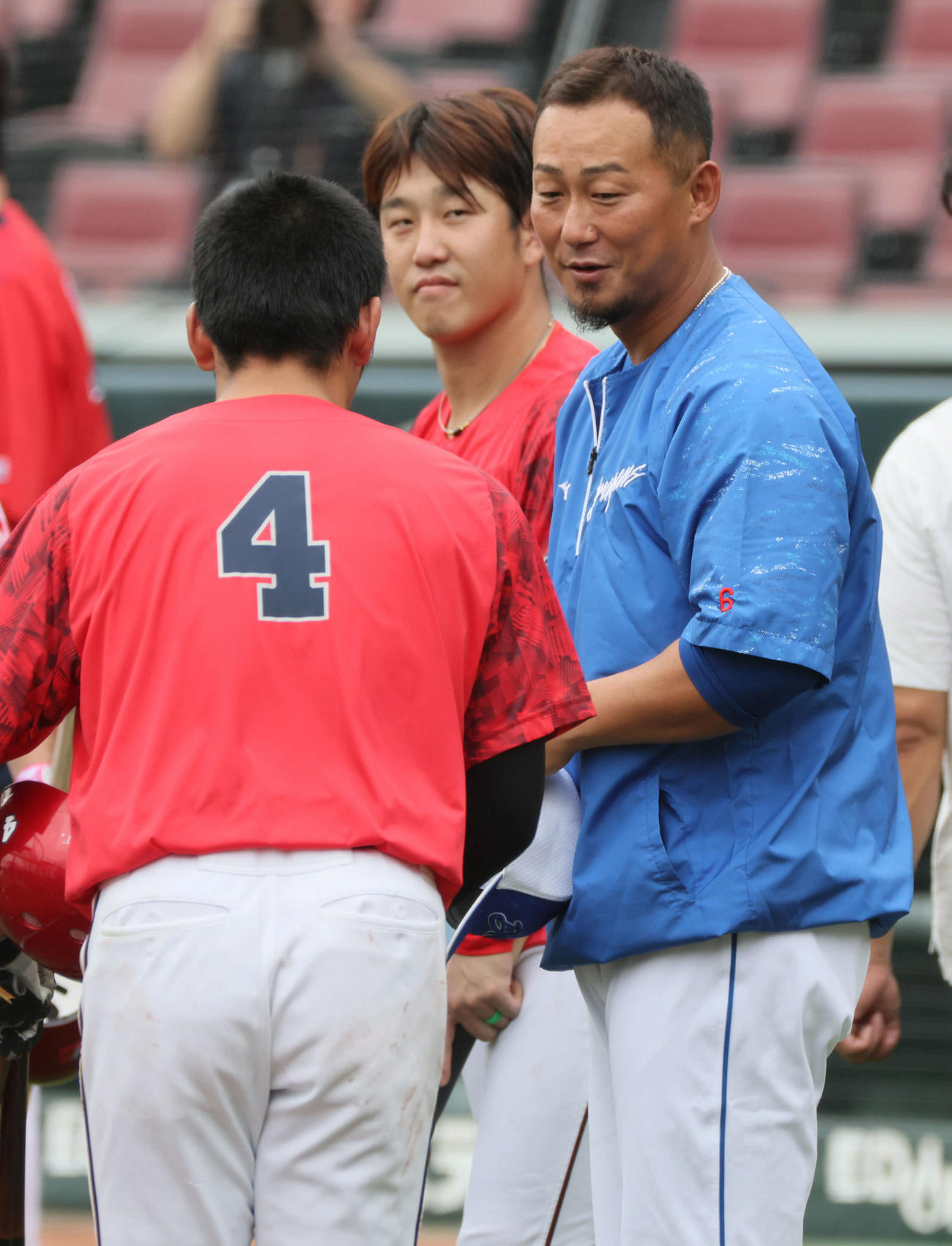 広島対中日　試合前練習中、矢野（左）、小園（中央）と談笑する中田（撮影・加藤孝規）