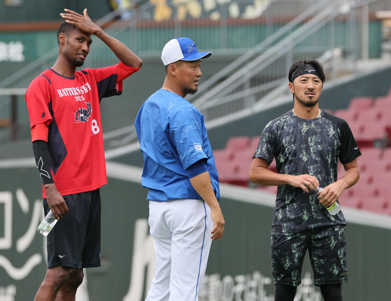 広島対中日　試合前練習中、アドゥワ（左）、菊池（右）と談笑する中田（撮影・加藤孝規）