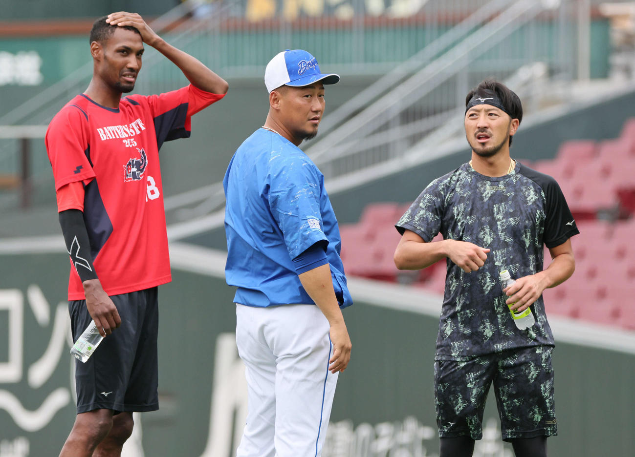 広島対中日　試合前練習中、アドゥワ（左）、菊池（右）と談笑する中田（撮影・加藤孝規）