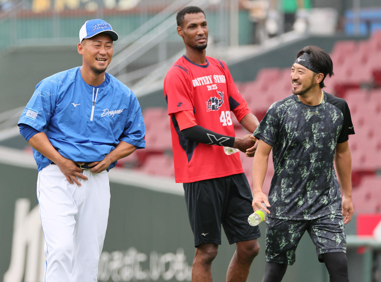 広島対中日　試合前練習中、アドゥワ（中央）、菊池（右）と談笑する中田（撮影・加藤孝規）