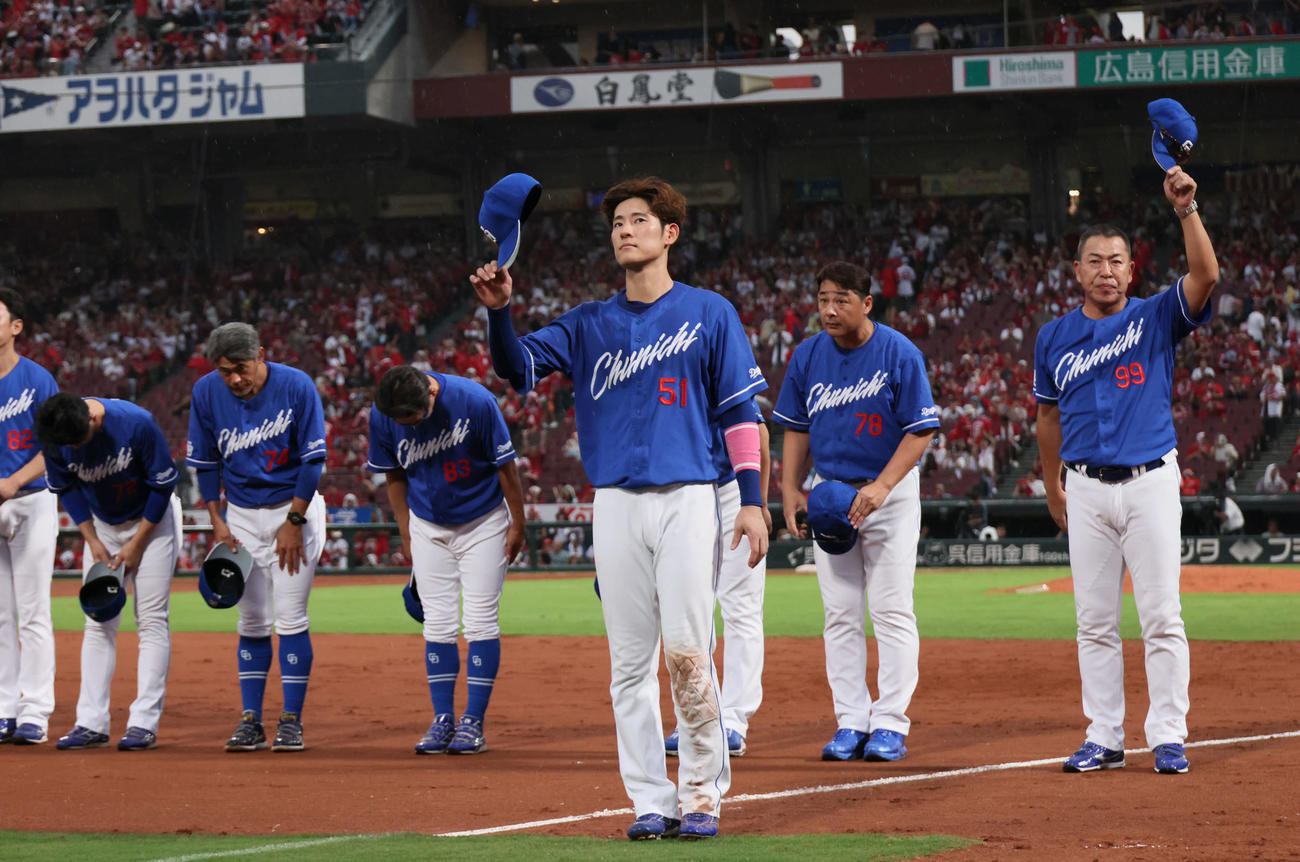 広島対中日　マツダスタジアム最終戦を終え、ファンにあいさつする井上監督（右）と中日ナインら（撮影・加藤孝規）