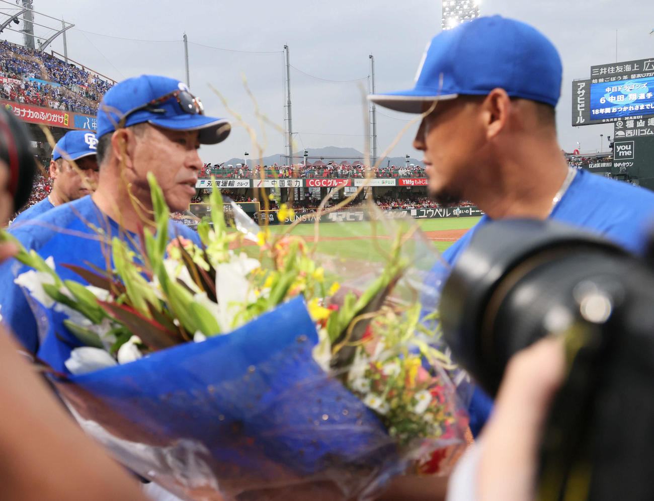 広島対中日　井上監督にあいさつする中田（右）（撮影・加藤孝規）