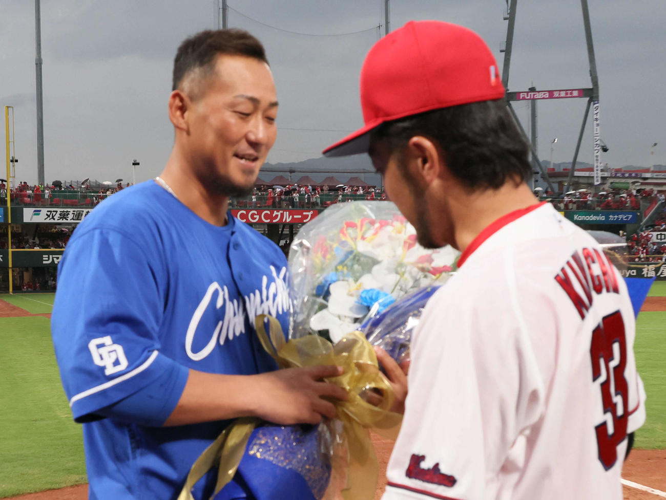 広島対中日　菊池から花束を受け取る中田（左）（撮影・加藤孝規）