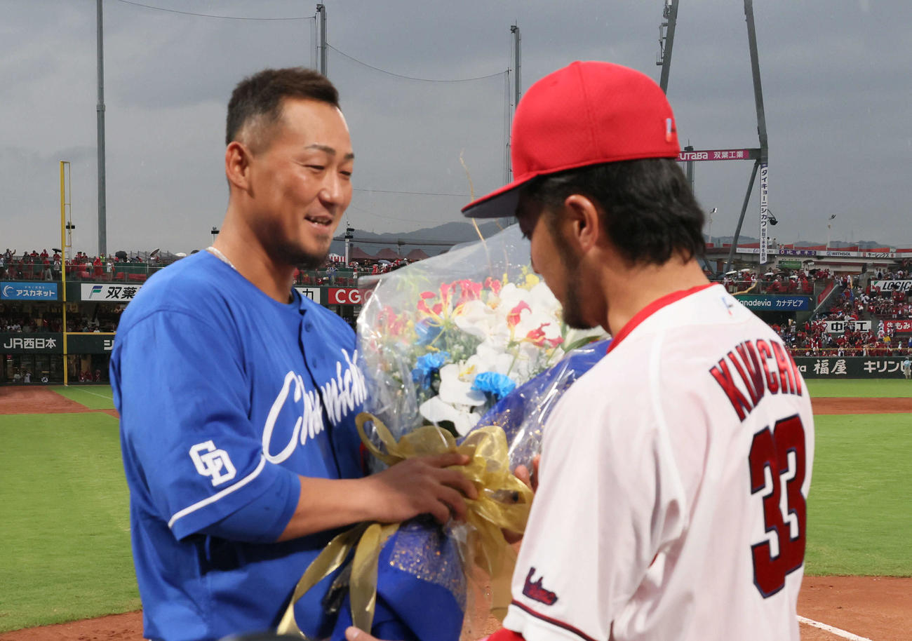 広島対中日　菊池から花束を受け取る中田（左）（撮影・加藤孝規）