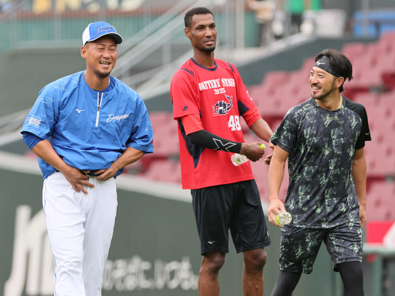 広島対中日　試合前練習中、アドゥワ（中央）、菊池（右）と談笑する中田（撮影・加藤孝規）