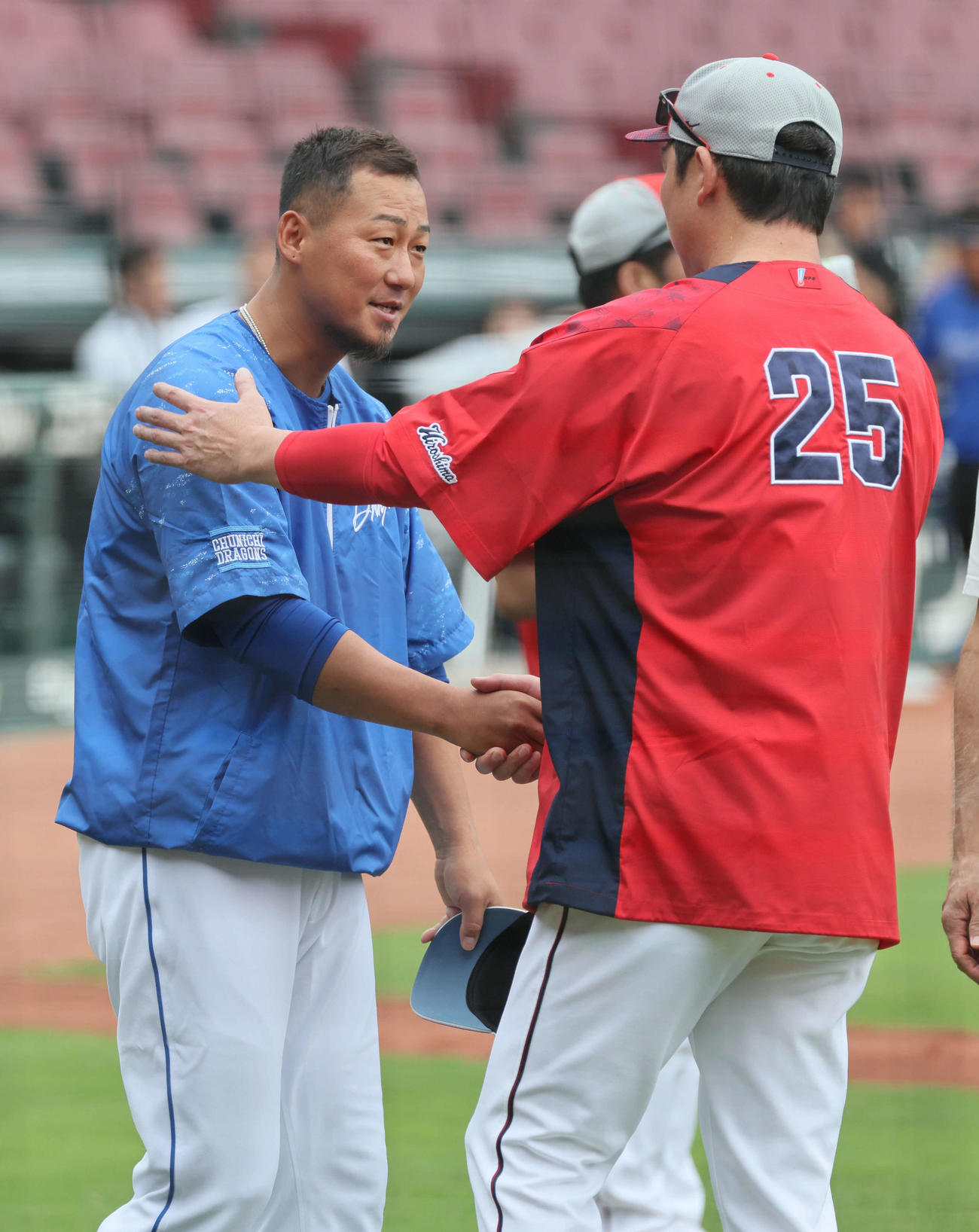 広島対中日　試合前練習中、新井監督（中央）と握手する中田（撮影・加藤孝規）