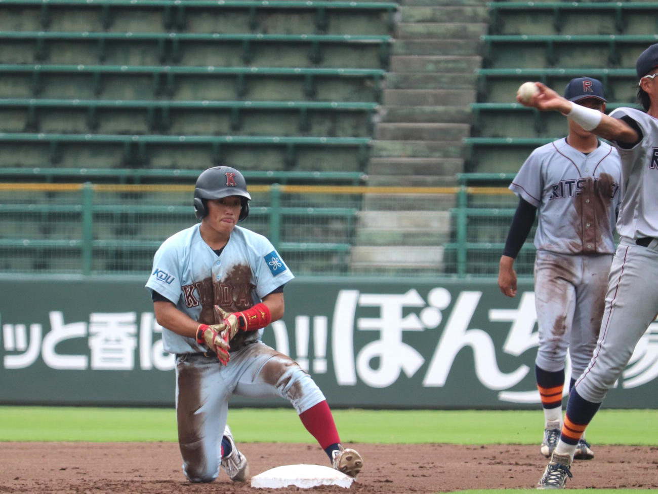 立命大対近大1回戦　3回2死一塁で盗塁に成功した、近大・勝田（撮影・中島麗）
