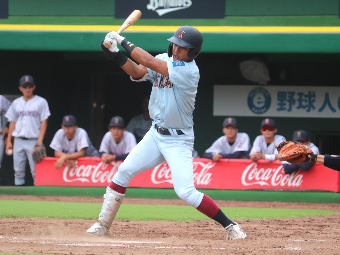 立命大対近大1回戦　3回2死二塁で二塁への内野安打を放った近大・野間（撮影・中島麗）