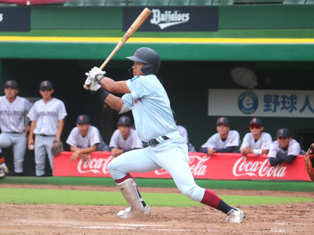 立命大対近大1回戦　3回2死二塁で二塁への内野安打を放った近大・野間（撮影・中島麗）