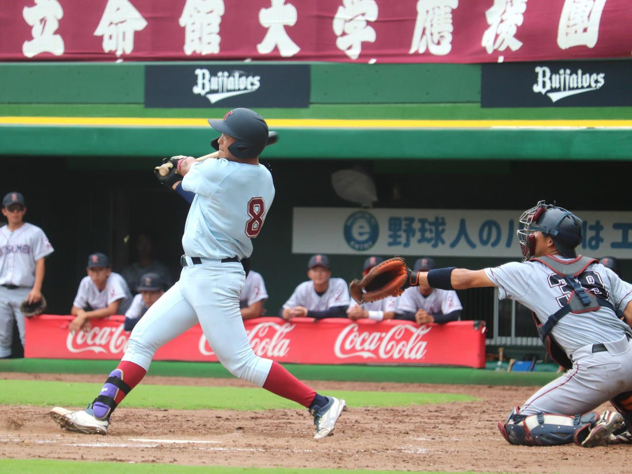 立命大対近大1回戦　3回2死一、三塁で一飛に倒れた、近大・阪上（撮影・中島麗）