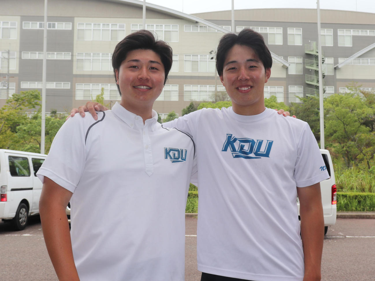 立命大対近大1回戦　笑顔で写真に収まる、近大・北見（写真左）と野口（撮影・中島麗）