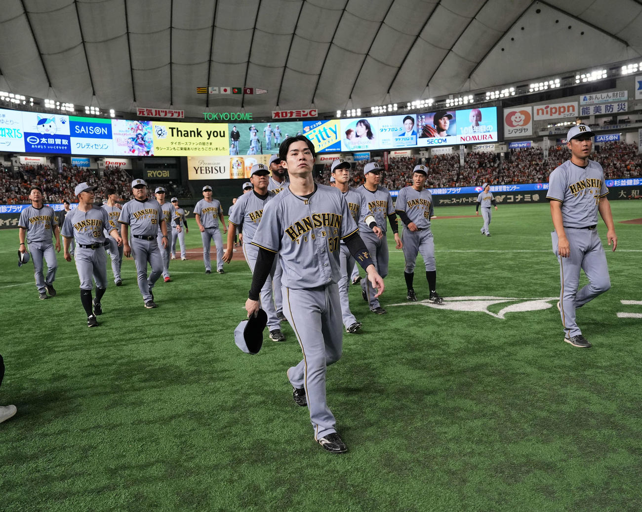 巨人対阪神　東京ドーム最終戦でスタンにあいさつする中野（撮影・井上学）