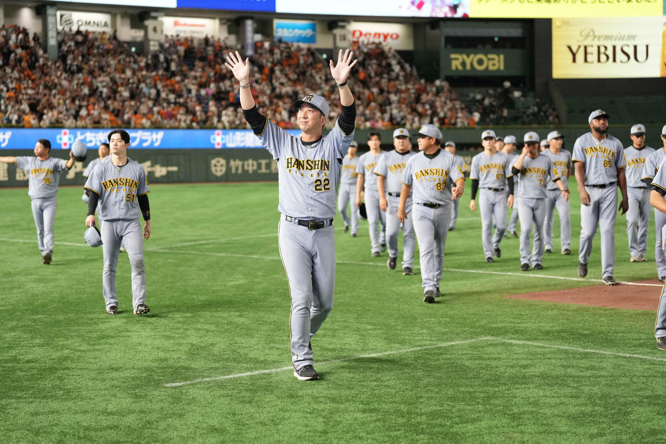 巨人対阪神　東京ドーム最終戦でスタンに手を振る阪神藤川監督（中央）（撮影・井上学）