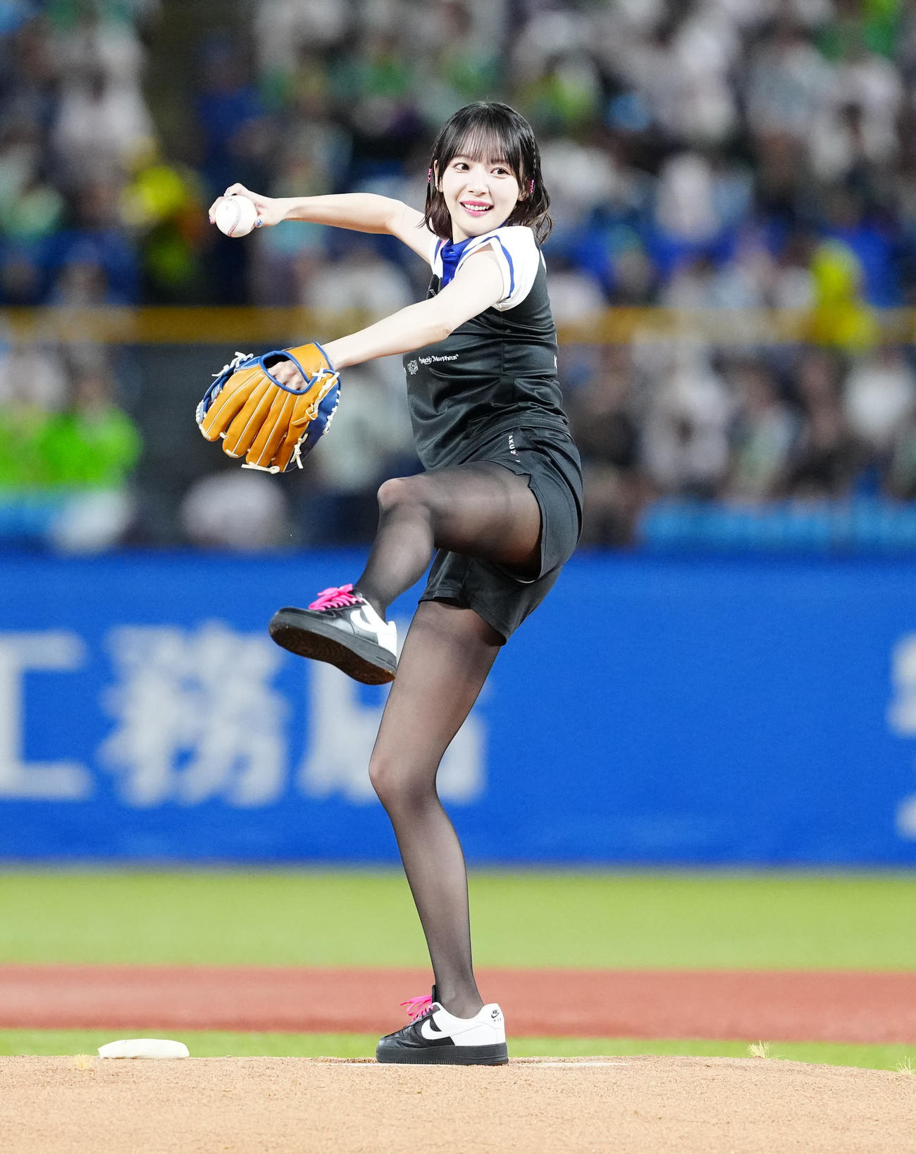 ヤクルト対DeNA　試合前、始球式に臨む岡田紗佳（撮影・江口和貴）