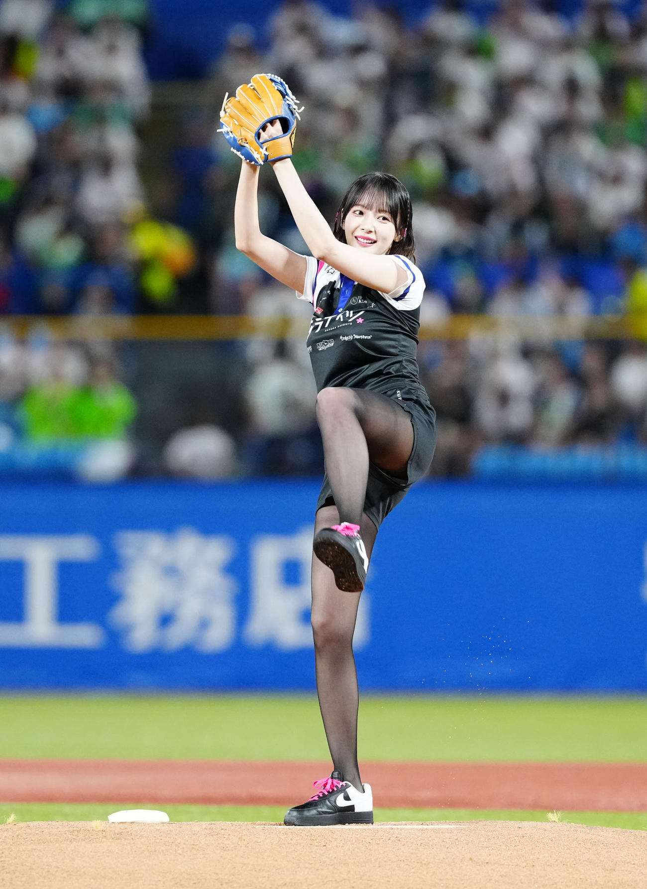 ヤクルト対DeNA　試合前、始球式に臨む岡田紗佳（撮影・江口和貴）