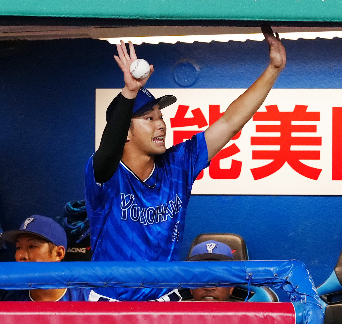 ヤクルト対DeNA 2回表、DeNA加藤のプロ初安打記念球を手にする度会（撮影・江口和貴）
