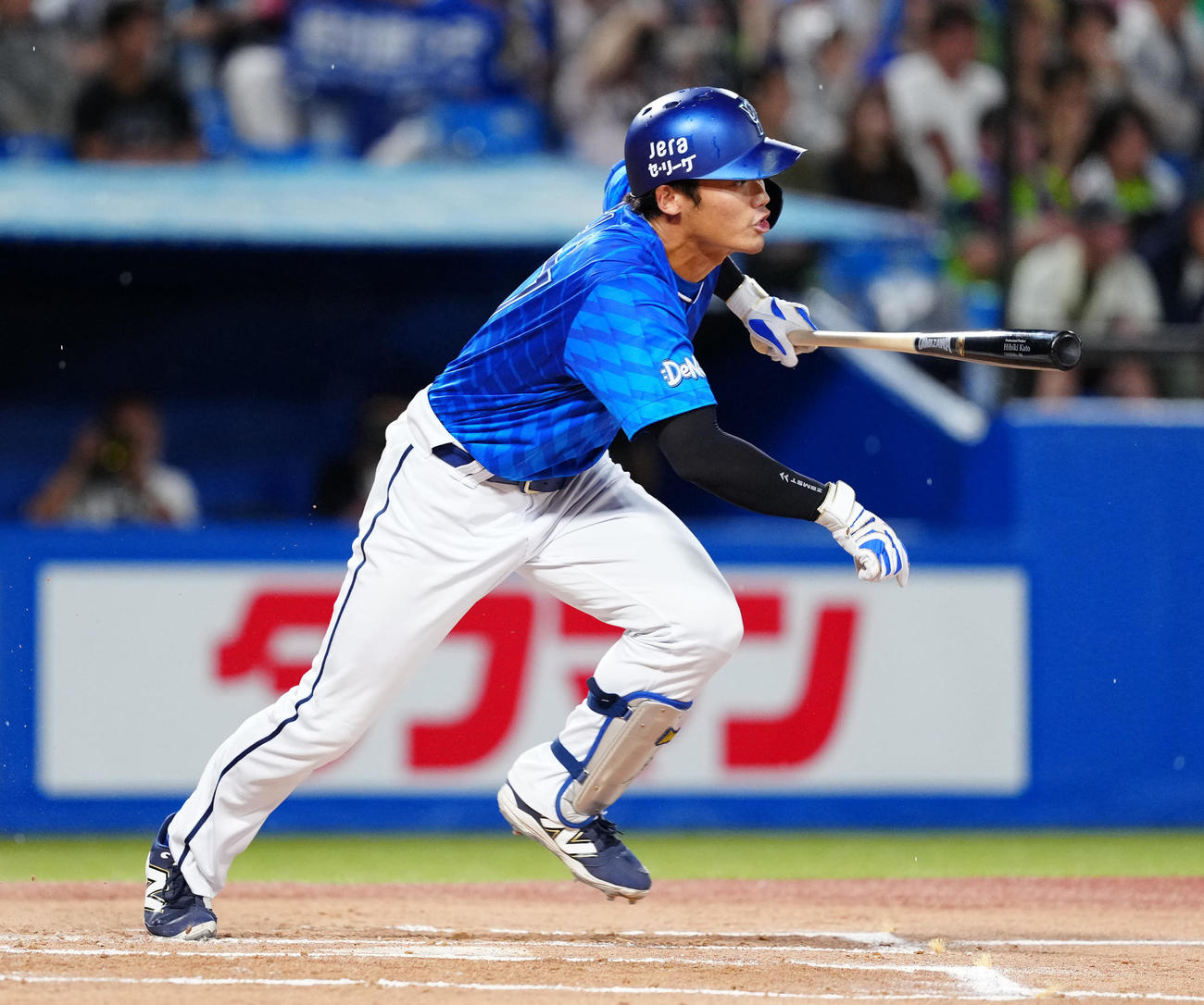 ヤクルト対DeNA 2回表DeNA1死一塁、プロ初安打となる右前打を放つ加藤（撮影・江口和貴）