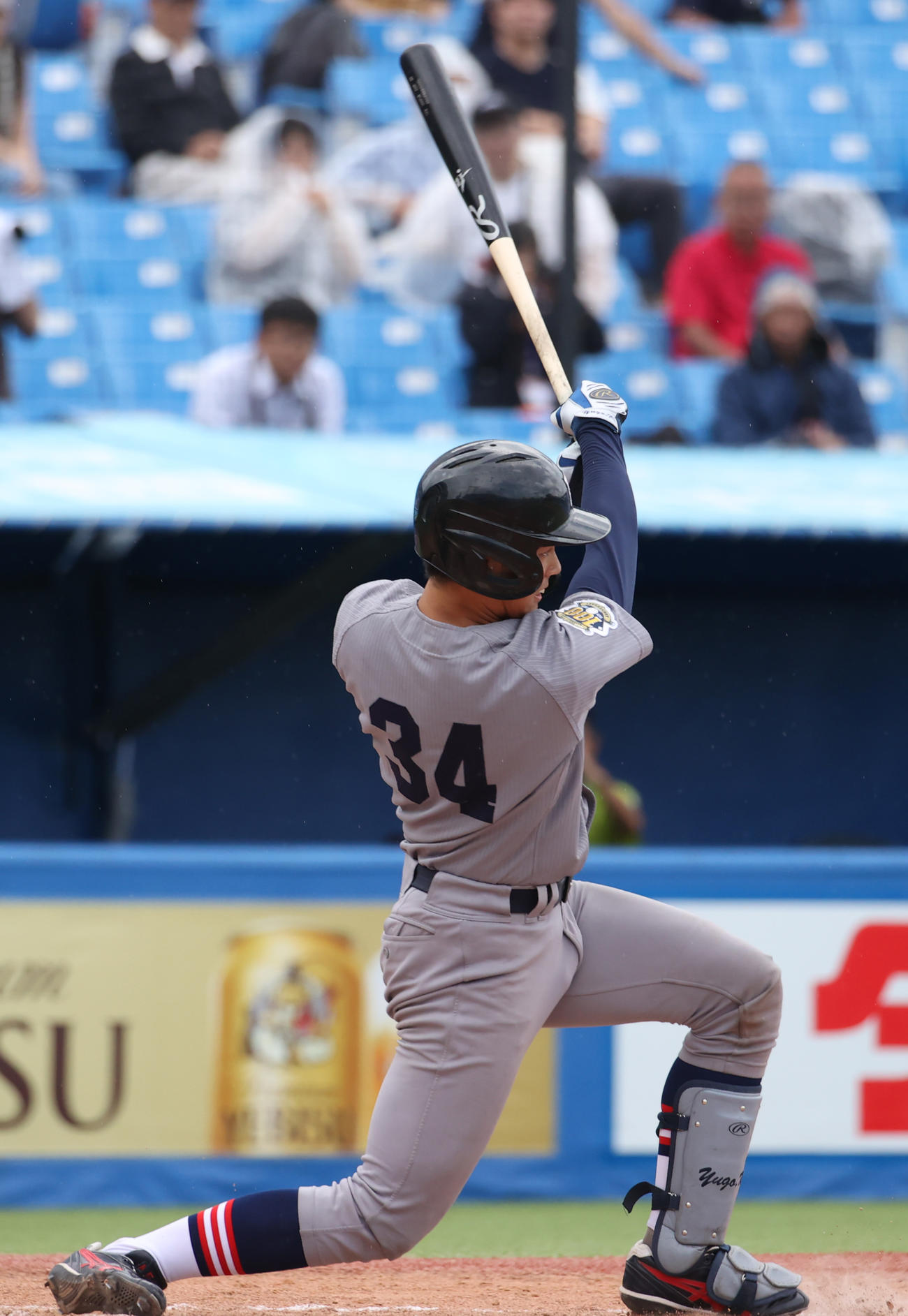 慶大対法　7回表慶大2死満塁、代打・加藤は左翼線に走者一掃の二塁打を放つ（撮影・柴田隆二）　　