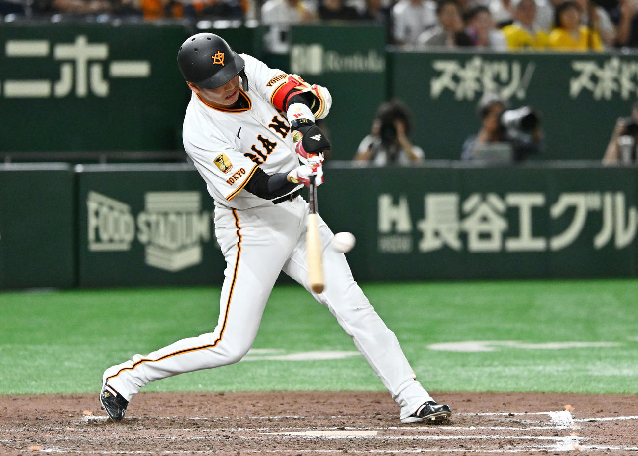 巨人対阪神　9回裏巨人1死二、三塁、代打坂本はサヨナラの中前2点適時打を放つ（撮影・滝沢徹郎）