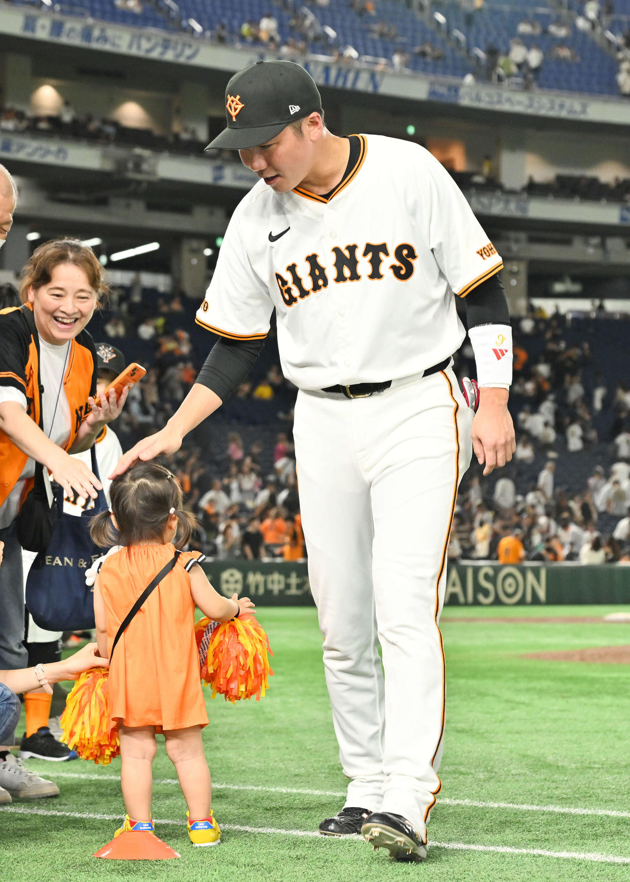 巨人対阪神　ヒーローインタビューを終えた巨人坂本は子どものファンの頭をなでる（撮影・滝沢徹郎）