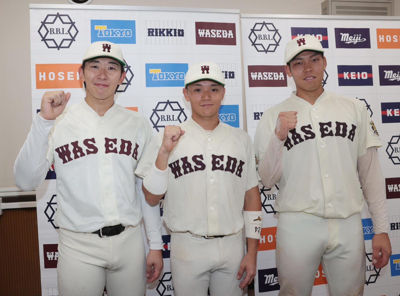 東大対早大　開幕戦を勝利で飾り笑顔を見せる早大・伊藤樹、石郷岡、吉田瑞（撮影・柴田隆二）　　