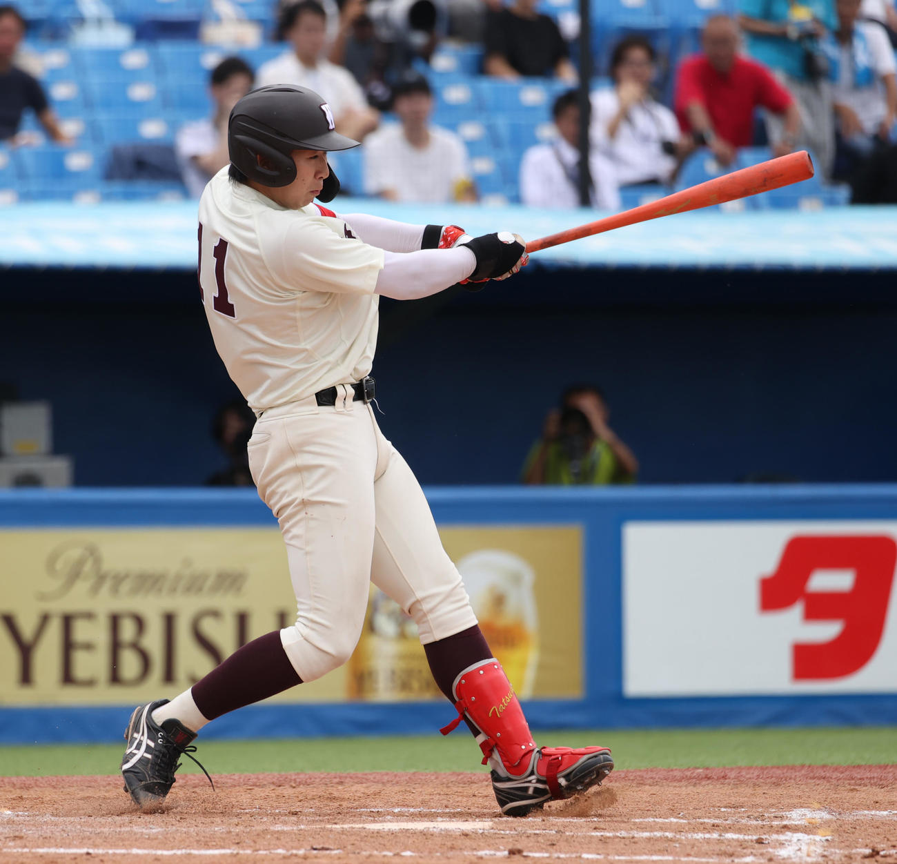東大対早大　4回裏早大2死一、二塁、伊藤樹は左前安打を放つ（撮影・柴田隆二）　　