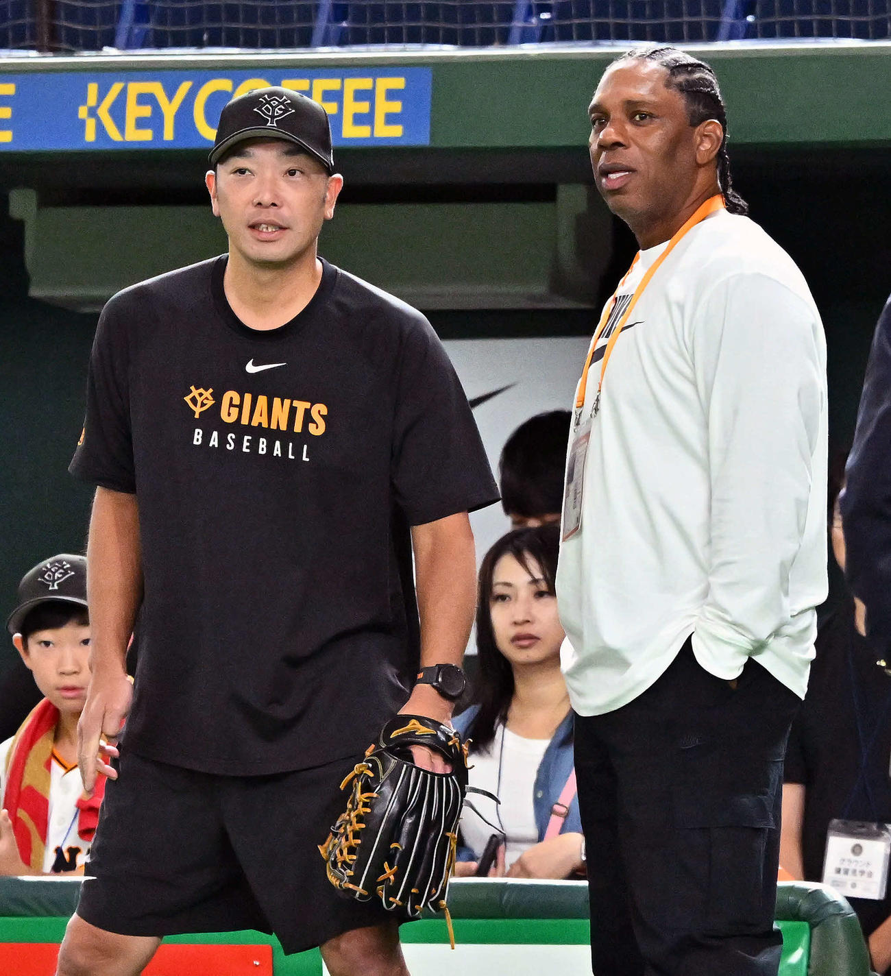 巨人対阪神　試合前練習で談笑する巨人阿部監督（左）とローズ氏（撮影・滝沢徹郎）
