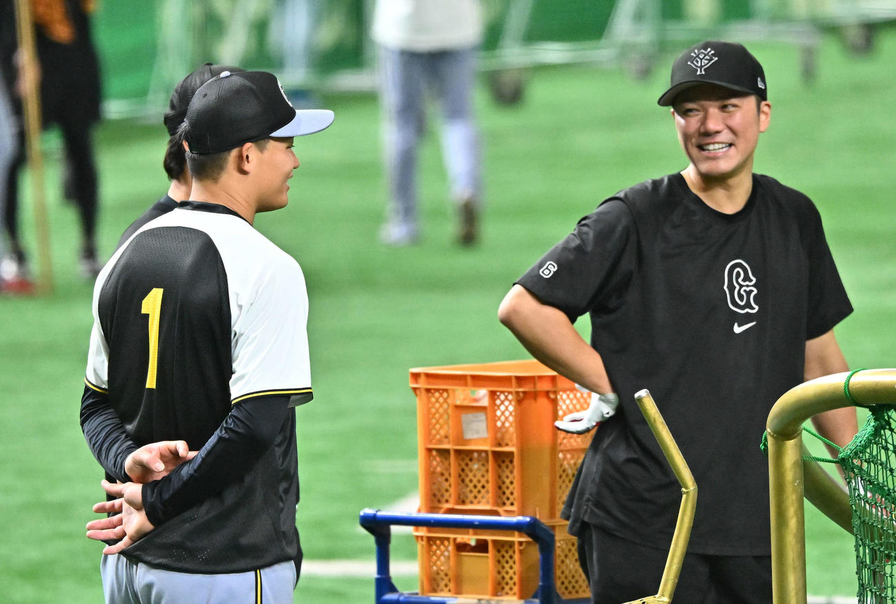 巨人対阪神　試合前練習で談笑する阪神森下（左）と巨人坂本（撮影・滝沢徹郎）