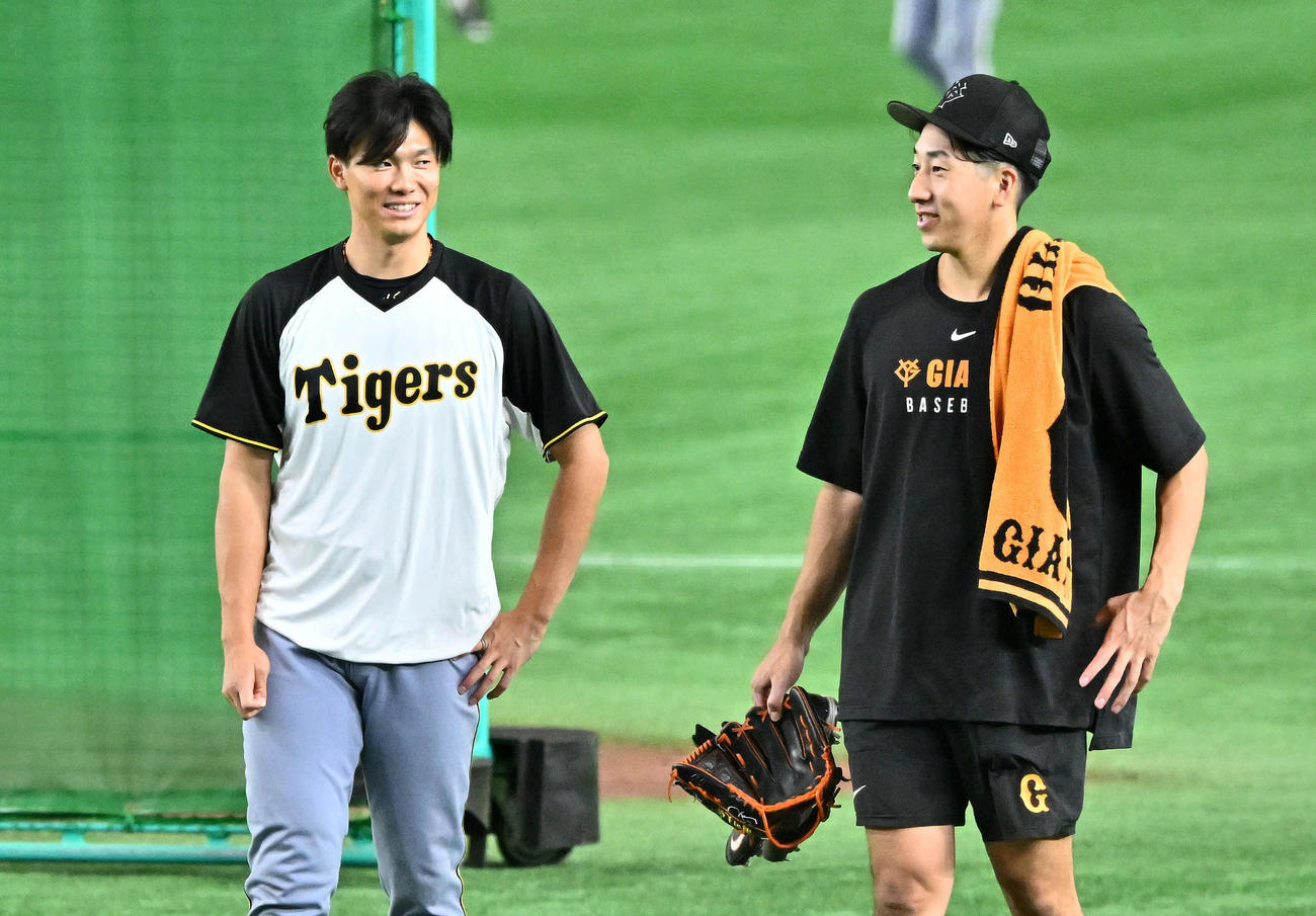 巨人対阪神　試合前練習で談笑する阪神湯浅（左）と巨人大勢（撮影・滝沢徹郎）
