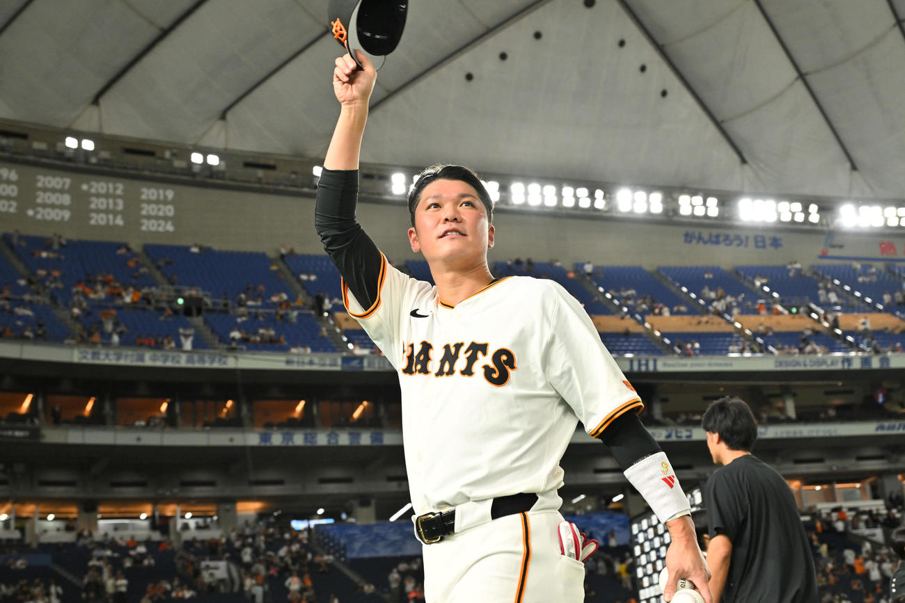巨人対阪神　ヒーローインタビューを終えファンの祝福に応じる巨人坂本（撮影・滝沢徹郎）