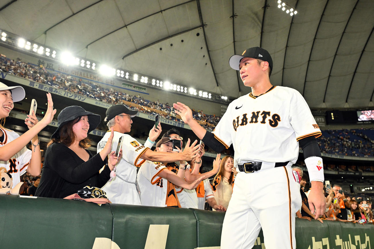 巨人対阪神　ヒーローインタビューを終えファンとタッチを交わす巨人坂本（撮影・滝沢徹郎）