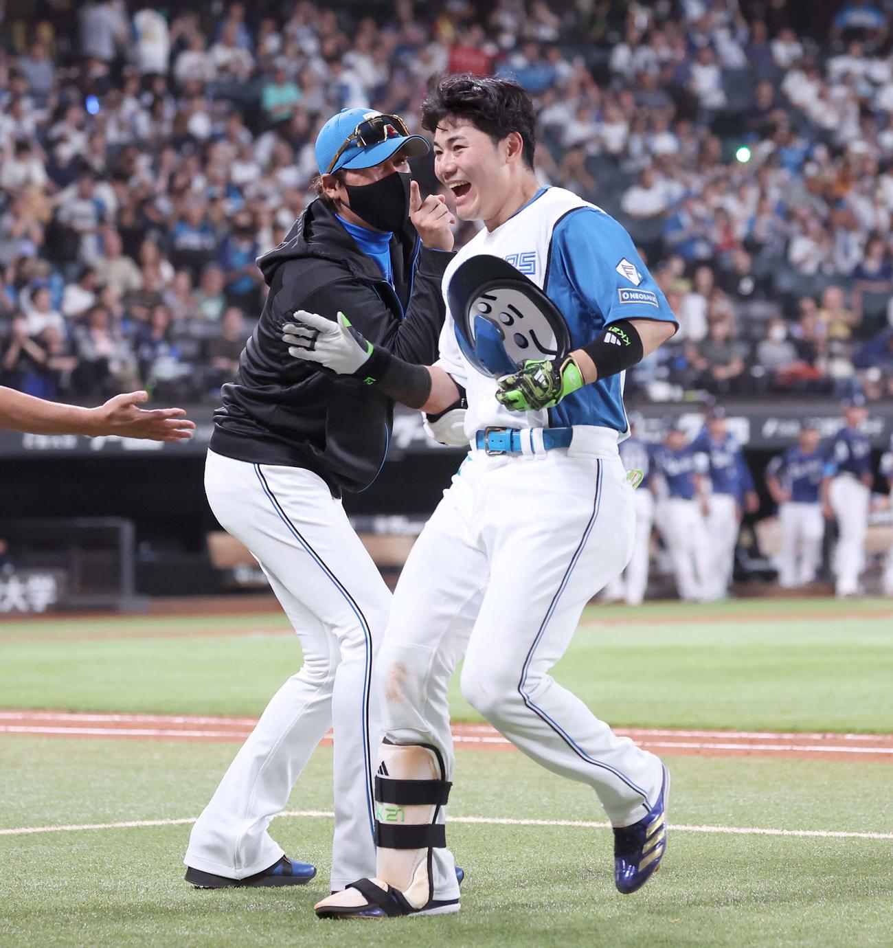 日本ハム対西武　サヨナラ打を放った清宮幸（右）を指タッチで出迎える新庄監督（撮影・黒川智章）