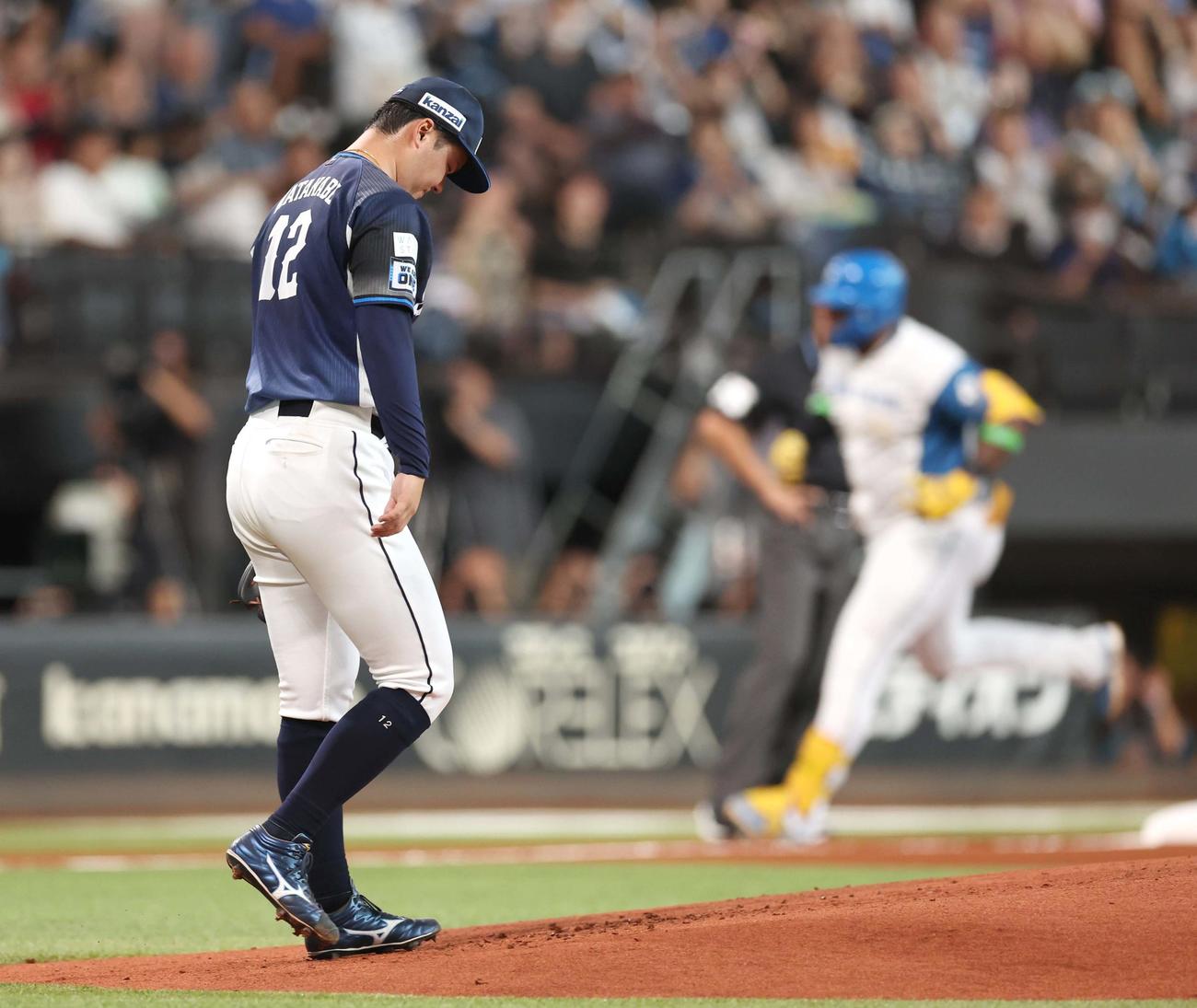 日本ハム対西武　1回裏日本ハム2死、レイエスに右越え本塁打を浴びる渡辺（撮影・黒川智章）