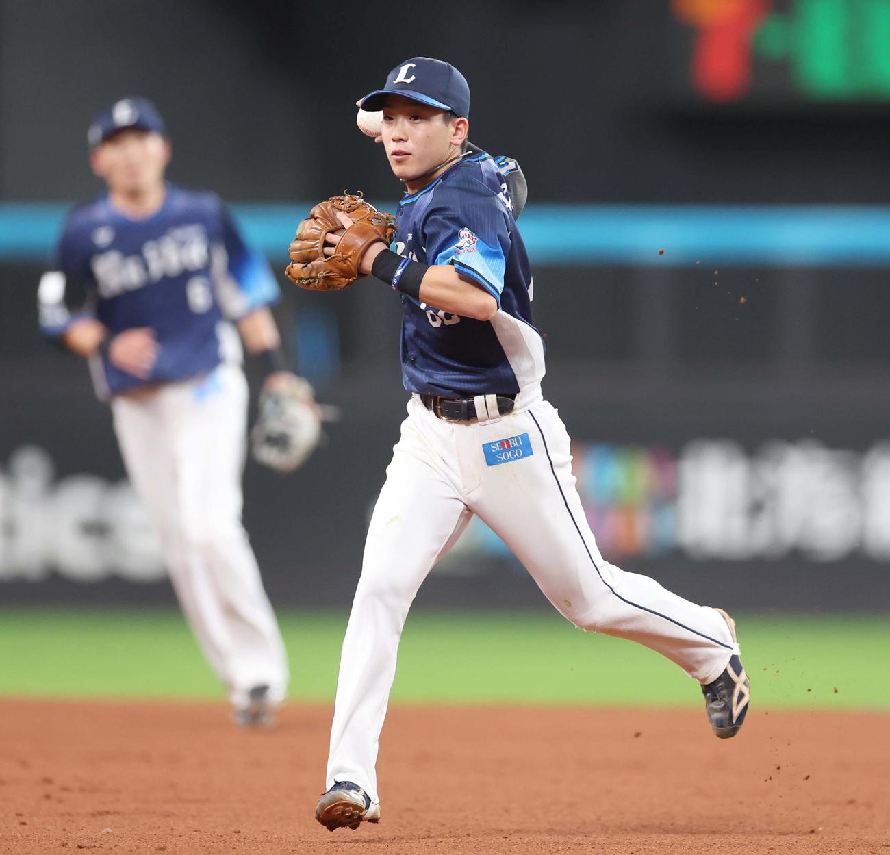 日本ハム対西武　3回裏日本ハム2死、清宮幸の二ゴロをさばく滝沢（撮影・黒川智章）