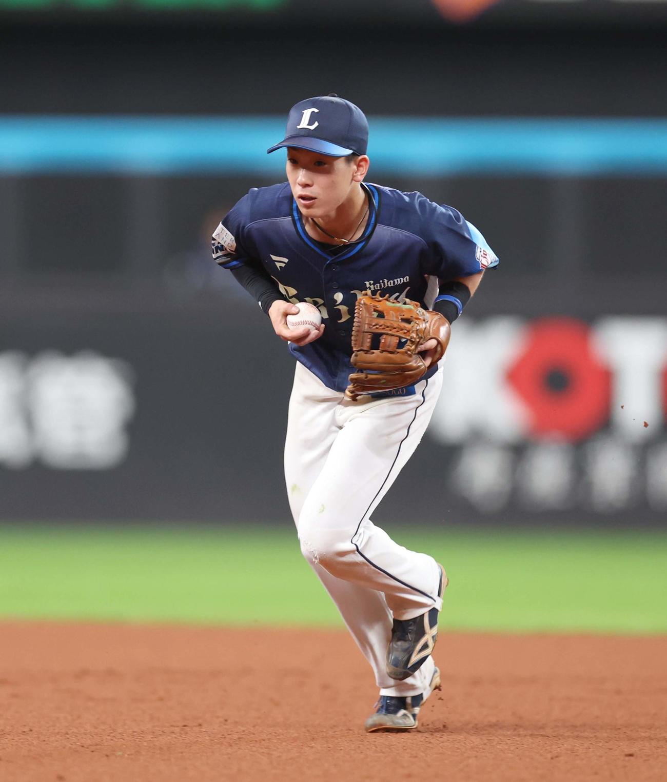 日本ハム対西武　3回裏日本ハム2死、清宮幸の二ゴロをさばく滝沢（撮影・黒川智章）