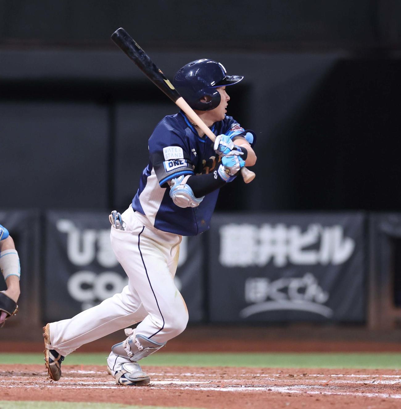 日本ハム対西武　9回表西武2死満塁、左前適時打を放つ滝沢（撮影・黒川智章）